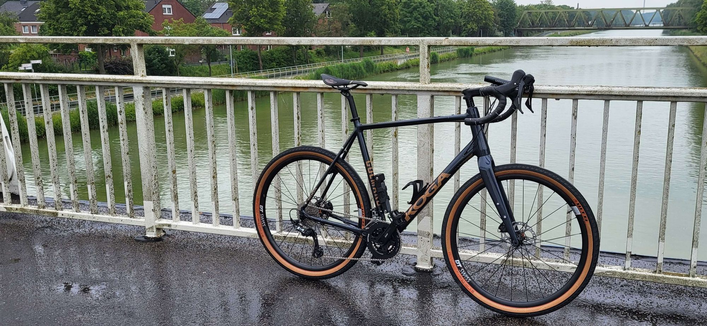 Ein schönes Fahrrad lehnt am Geländer einer Brücke über den Dortmund-Ems-Kanal in Münster.