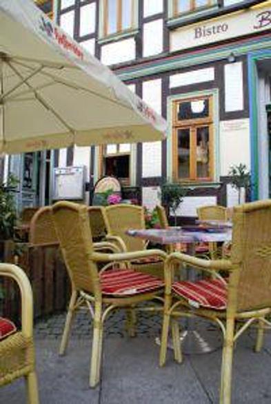  Meine Damen und Herren, ich begrüße Sie im Bistro und wünsche allen  neuen, und natürlich auch den alten Mitgliedern einen schönen  Wochenanfang. Hier in der Gruppe werden die Menschen nicht immer ernst  genommen, aber alle haben hier richtig viel Spaß! Deswegen finde ich es  Gut das es hier keine Leute gibt die immer alles nur zu ihrem Besten  machen wollen, sondern auch Spaß verstehen und deshalb machen wir hier  einen richtig schönes, lustiges,manchmal Miteinander und Gegeneinander  Spielchen. Deshalb freuen wir uns über witzige Beiträge, die jeder mehr  oder weniger geistreich sind. Unteranderem erfüllen wir alle  außergewöhnliche und einfallsreiche Ideen. Aber wir können auch  Überraschungen aus aller Welt organisieren.

Uns gegenseitig neue Ideen herbeizaubern, dabei jede noch  erdenkliche Idee in und um den schönen, guten ,alten, jedoch immer noch  aktuellen See auszuschöpfen.

Wir streben begeisternd nach originellen Höhepunkten, die Sie dazu  bewegen, immer informiert durchs Leben zu schreiten. Aber auch wir waren  einmal fassungslos, untröstlich,geschockt über einige Kommentare die  wirklich voll daneben waren.

Alldieweil, denke ich, das Gefasel von närrischen Mitgliedern gilt  als noch die geringste und nachvollziehbarste Geschicklichkeit von übler  Natur im heutigem Gewande ,doch sie bereichern uns.

Von dem Augenblick als wir überglücklich, alle zusammen bei einem  Glas Tomatensaft saßen und zusammen das geplante Gruppentreffen  besprochen hatten, kamen erste…
