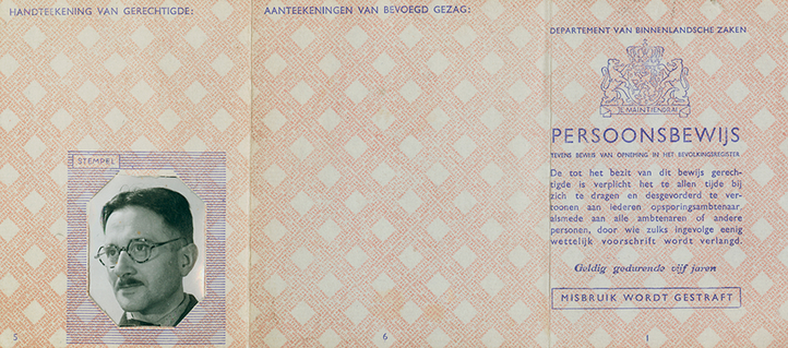 Vervalst persoonsbewijs met pasfoto van Gerrit van der Veen in vermomming, 1942-1943.