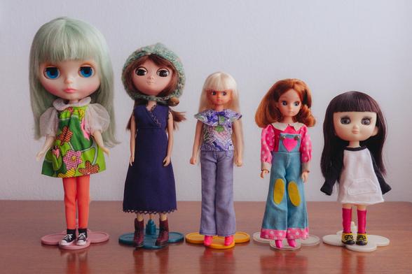A picture of Blythe, Moof, Chabel, Licca and Odeco doll, all in line, looking very cute.
