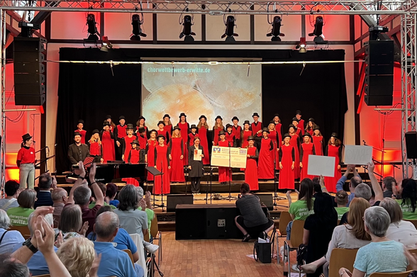 Preisverleihung beim 8. Erwitter Kinder- und Jugendchorwettbewerb. Der Kinderchor II steht auf der Bühne der Hellweghalle..