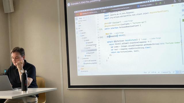 Julien Ponge presenting reactive programming at Alpes JUG.