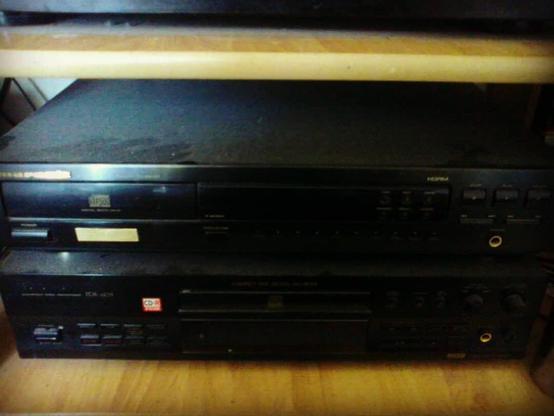 PIONEER PDR-609 Compact Disc Digital Recorder tool [for recording use] with classic vintage Compact Disc Player MARANTZ CD63-MKII

Photographed by me Theodoros Mpahoumas

#pioneer #marantz #cdplayers 