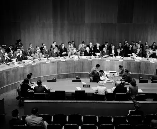 Die Atomenergiekommission der Vereinten Nationen tagt am 14. Juni 1946. An diesem Tag präsentierte Bernard Baruch den amerikanischen Vorschlag zur internationalen Kontrolle der Atomenergie.
Quelle: United Nations Photo, Fotograf unbekannt