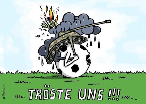 Ein Fußball auf grünem Rasen trägt schwere Last, rucksackähnlich: Einen Panzer, darüber schwere Regenwolken, ganz oben verbrennende Geldscheine. Unterzeile: Tröste uns!!!