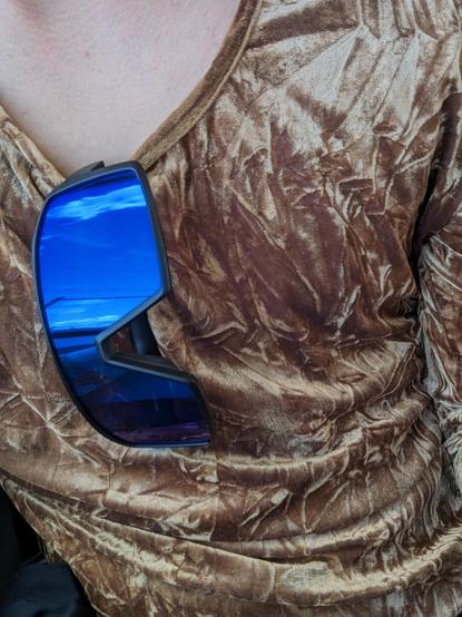 Lunettes de soleil sur blouse dorée