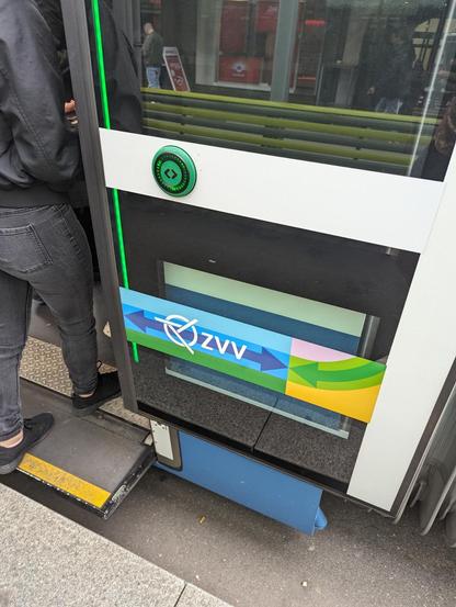 Sticker aux couleurs arc-en-ciel de la Zurich Pride sur une porte d'un tel Flexity de Zurich
