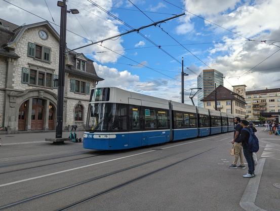 Tram Flexity de VBZ devant la gare de Zurich