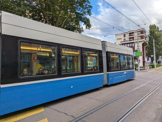 Dernières deux caisses d'un tram Flexity de VBZ dans une rue de Zurich Oerlikon