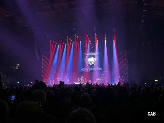 Extreme, lit stage