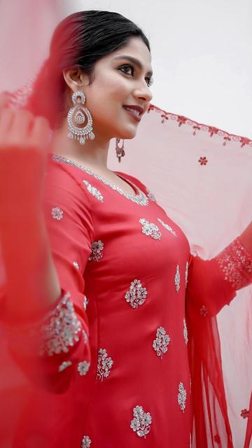 Witness Swaswika’s breathtaking traditional red outfit for Eid. Her choice of vibrant red symbolizes celebration and joy, while the intricate designs showcase exquisite craftsmanship. This look is a perfect example of how to blend tradition with contemporary style. Swaswika’s Eid attire is a true fashion inspiration for all, making her the center of attention this festive season.