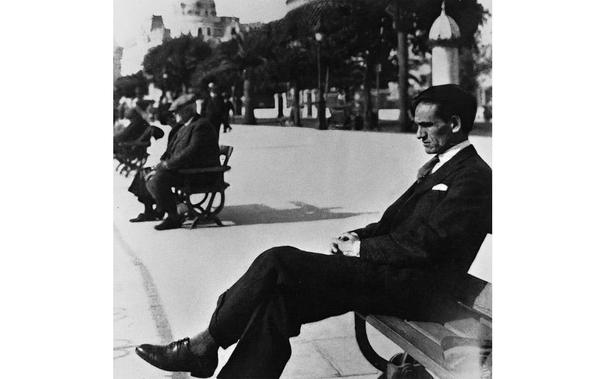 «Criticando al crítico», artículo por Julio Carmona