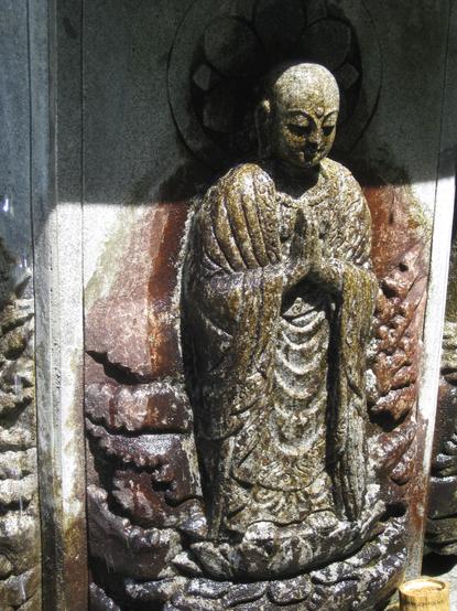 A water font decorated with the Roku Jizo (6 Jizo). Visitors pray by pouring water on each of the statues.