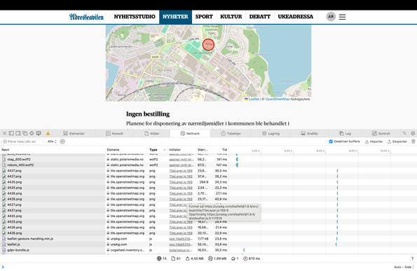 Skjermbilde fra Safari av en Adressa-sak som viser nettverkstrafikken en side gjør. I dette tilfellet har de en kart vha Leaflet.js som hentes direkte fra unpkg som igjen henter kart-fliser direkte fra openstreetmap istedenfor via en en av Adressa/Schibsted/Polaris Media sine servere.