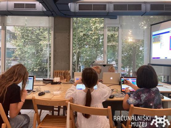 photo of kids with Microbit, laptops and Scratch