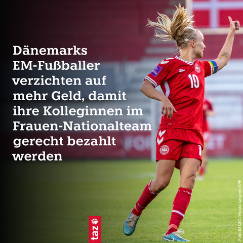 Bildbeschreibung: Zu sehen ist die dänische Spielerin Dernille Harder im Stadion mit hochgereckten Daumen. Dazu der Text: Dänemarks EM-Fußballer verzichten auf mehr Geld, damit ihre Kolleginnen im Frauen-Nationalteam gerecht bezahlt werden