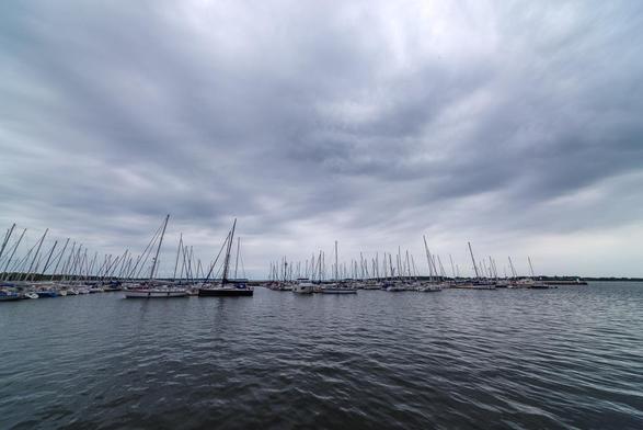 Foto: Am Anleger vertäute Segelboote