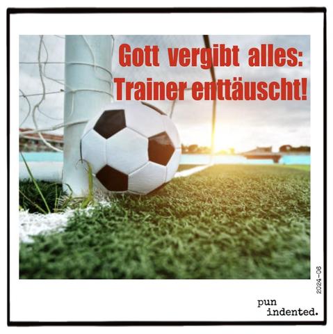 Ein Fußballs liegt nach einem Fehlschluss vor einem Fußballtor. Bildunterschrift: Gott vergibt alles - Trainer enttäuscht!
