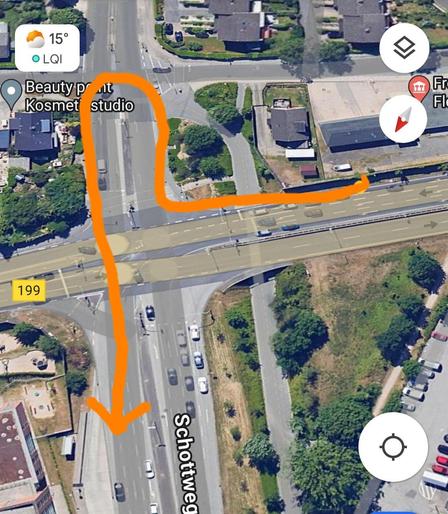 Screenshot aus Maps, eingezeichnet ist der Weg, den man an der beschriebenen Kreuzung nehmen muss, um mit dem Rad links abzubiegen, mit recht großem Umweg. 