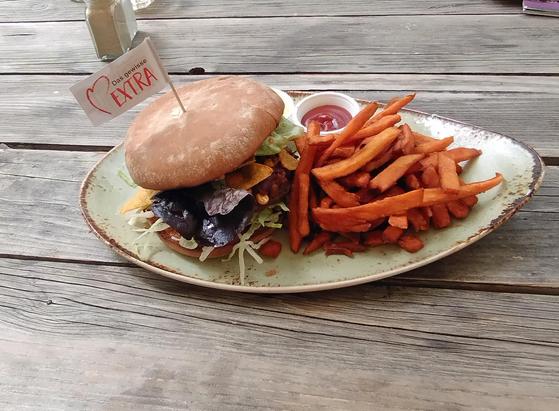 Der genannte Burger, als Menü mit der Extra - Extrablatt- Fahne.