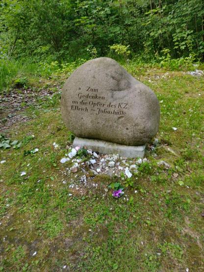 Zerstörte Gedenkzeichen für die ins KZ-Außenlager Ellrich-Juliushütte Deportierten. 📸 Nancy Lüdecke