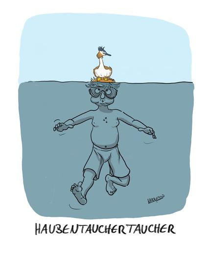 Ein Schwimmer mit einer Taucherbrille und einem Haubentaucher auf dem Kopf taucht fast unter und schwebt im Wasser. Untertitel: Haubentauchertaucher