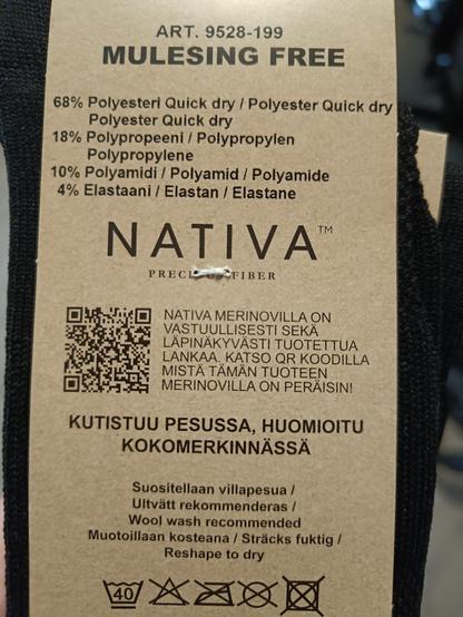 Sukkapaketin tuotepahvi, jossa tuotetiedot ja pesuohjeet:
Mulesing free
68% Polyesteri
18% Polypropeeni
10% Polyamidi
4% Elastaani

Nativa merinovilla on vastuullisesti sekä läpinäkyvästi tuotettua lankaa. Katso QR koodilla mistä tämän tuotteen merinovilla on peräisin.

Suositellaan villapesua.