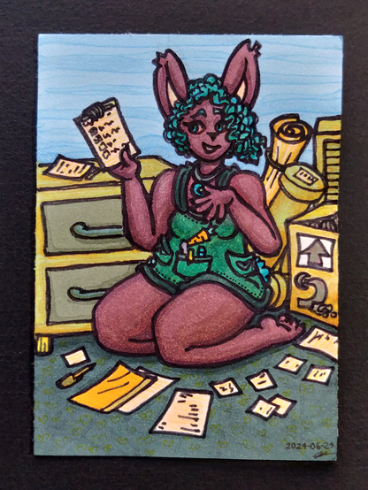 Un dessin représentant un jeune lapin anthropomorphique rondouillet et souriant et enthousiaste, à la fourrure marron et aux cheveux turquoises frisés et portant une salopette courte verte ornée de poches et d'une carotte, assise sur ses genoux et tenant un bloc-note contenant une liste à cocher ; autour d'elle se trouve une multitude de post-its, papiers ainsi qu'une commode, des rouleaux, des cartons et autres rangements aux couleurs cuivres et or, sur un sol vert et un fond bleu ciel.