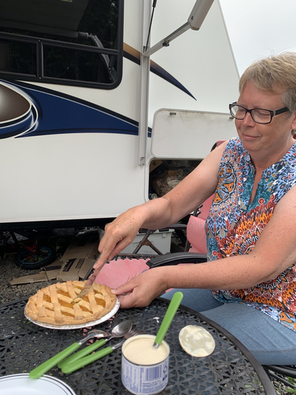 Lynne Fudge cutting the Vinegar Jam Pie