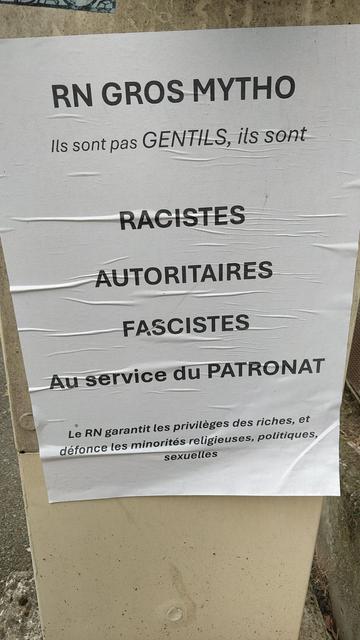 Affiche en format A4 avec écrit "RN gros Mytho, ils sont pas gentils, ils sont racistes, autoritaires , fascistes, au service du patronat. Le RN garantit les privilèges des riches et défonce les minorités religieuses, politiques, sexuelles"