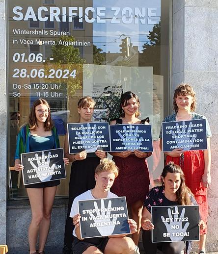 "Sacrifice Zone
Wintershalls Spuren in #VacaMuerta, Argentinien"
Im Schaufenster der Austellung
Davor die Orga Gruppe aus #Kassel