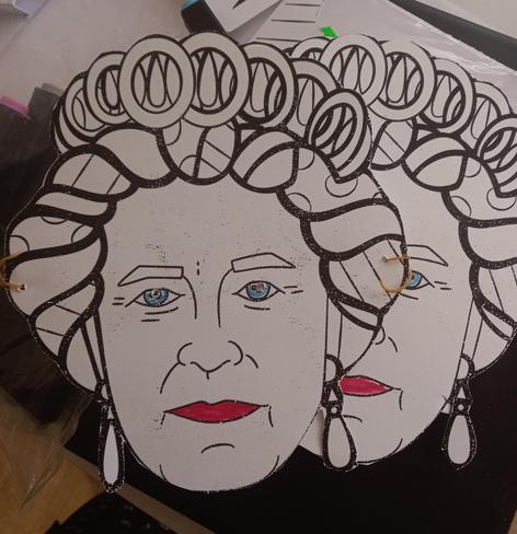 Fotografía a dos caretas de la cara de Isabel II a línea con los ojos y labios pintados.