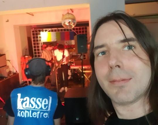 Ein BlackHeroe mit der Band KarliWilliams im Hintergrund