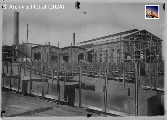 Zuckerfabrik Kom Ombo, Schwarz/Weiß-Aufnahme aus dem Jahr 1928 zeigt eine Übersicht der Fabrik mit Werksgleisen und Güterwagons, ein eingerüsteter Bauteil deutet auf eine Erweiterung oder Modernisierung hin, Archiv schlot.at 