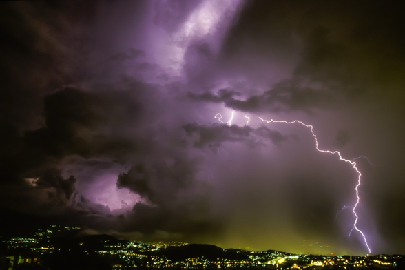 Fotografia di paesaggio notturna con un fulmine