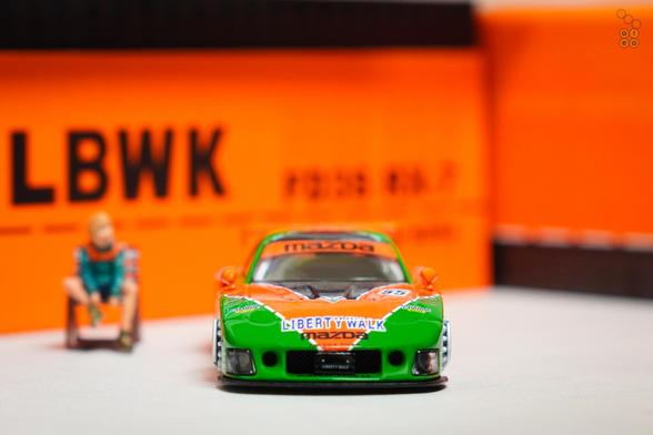 A front side of Mazda RX-7 FD3S, LB-Super Silhouette Renown livery by iNNO64 in 1:64 scale with 1:64 figure on AREA 164