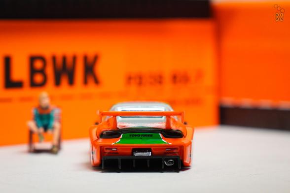 A rear side of Mazda RX-7 FD3S, LB-Super Silhouette Renown livery by iNNO64 in 1:64 scale with 1:64 figure on AREA 164