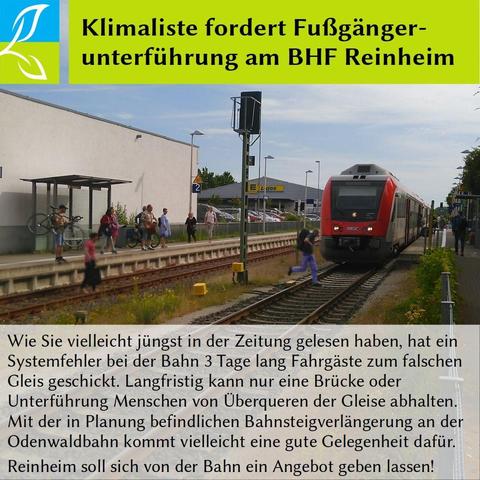 Schlagzeile: "Klimaliste fordert Fußgängerunterführung am BHF Reinheim" steht über einem Foto, auf dem zwei Personen vor einem im Bahnhof haltenden Vias Itino-Fahrzeug die Gleise überqueren. Darunter steht: "Wie Sie vielleicht jüngst in der Zeitung gelesen haben, hat ein Systemfehler bei der Bahn 3 Tage lang Fahrgäste zum falschen Gleis geschickt. Langfristig kann nur eine Brücke oder Unterführung Menschen von Überqueren der Gleise abhalten. Mit der in Planung befindlichen Bahnsteigverlängerung an der Odenwaldbahn kommt vielleicht eine gute Gelegenheit dafür. Reinheim soll sich von der Bahn ein Angebot geben lassen!"
