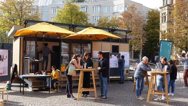 Hybride Bürgerbeteiligung im Herzen der Stadt: Am mobilen Partizipationslabor MobiLab können Interessierte sich im persönlichen Gespräch, auf Papier oder mithilfe bereitgestellter Tablets äußern.