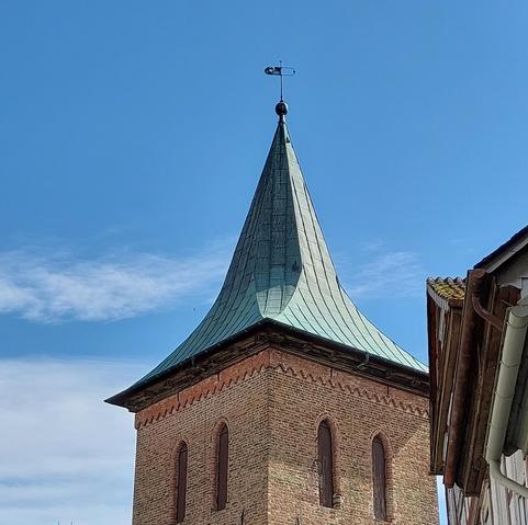 Glockenturm vor blauem Himmel 