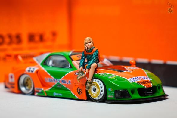 A girl sit on Mazda RX-7 FD3S, LB-Super Silhouette Renown livery by iNNO64 in 1:64 scale with 1:64 figure on AREA 164