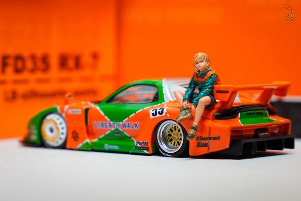 A girl sit on Mazda RX-7 FD3S, LB-Super Silhouette Renown livery by iNNO64 in 1:64 scale with 1:64 figure on AREA 164