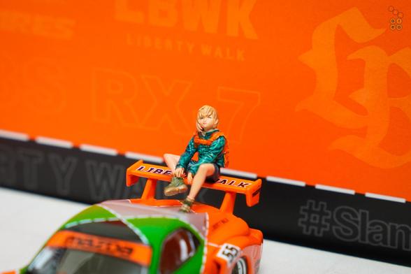 A girl sit on Mazda RX-7 FD3S, LB-Super Silhouette Renown livery by iNNO64 in 1:64 scale with 1:64 figure on AREA 164