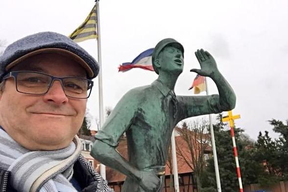 Kommunikation: Oliver Hübner und die Skulptur Der Rufer in Lauenburg an der Elbe 