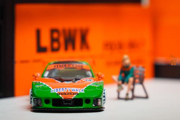 A girl sit beside Mazda RX-7 FD3S, LB-Super Silhouette Renown livery by iNNO64 in 1:64 scale with 1:64 figure on AREA 164