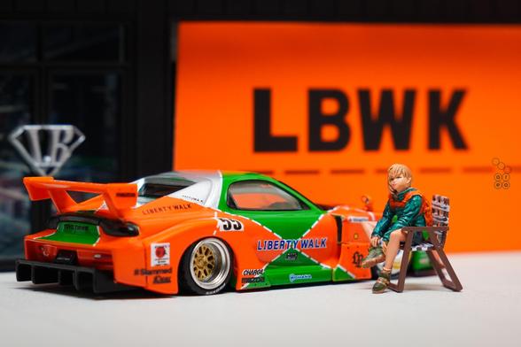 A girl sit beside Mazda RX-7 FD3S, LB-Super Silhouette Renown livery by iNNO64 in 1:64 scale with 1:64 figure on AREA 164