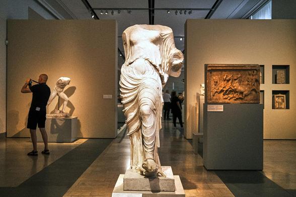 Statue of the so-called Aphrodite on the Tortoise (Aphrodite Brazzà), clothed, standing, c. 430 - 420 BC, found: Attica? (Greece). The statue is probably a late Hellenistic or early Imperial copy of a Greek original from around 430 - 420 BC. The turtle is a post-antique addition, but it may well correspond to the attribute of the original, as Pausanias and Plutarch mention an Aphrodite Urania in Elis, who placed one foot on a turtle. Altes Museum, Berlin.