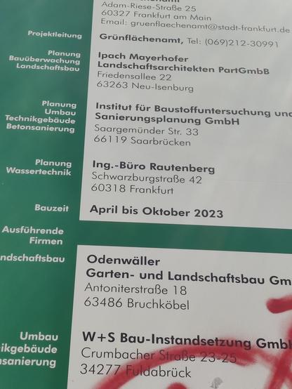 Bauschild mit der Zeitangabe "April - Oktober 2023"