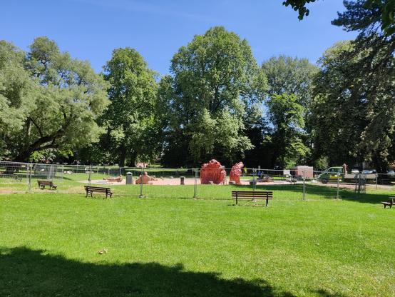 Foto der Wasserspielanlage im Güntersburgpark mit Bauzaun