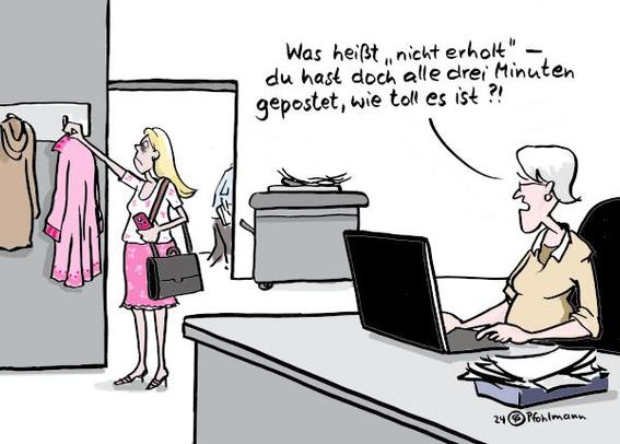 Büroszene. Eine junge Mitarbeiterin, rosa gekleidet, kommt nach dem Urlaub wieder ins Büro, sie hat Ringe unter den Augen und ihr pinkfarbenes Smartphone in der Hand, während sie ihre rosa Jacke an die Garderobe hängt. Eine etwas ältere Kollegin sagt zu ihr: "Was heißt nicht erholt - du hast doch alle drei Minuten gepostet, wie toll es ist?"
